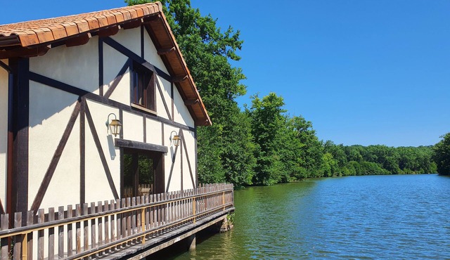 Chalet on the edge of a private pond, terrace on the water & exceptional view
