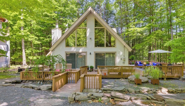 Chalet on the Green: Cozy Lake Ariel Retreat!