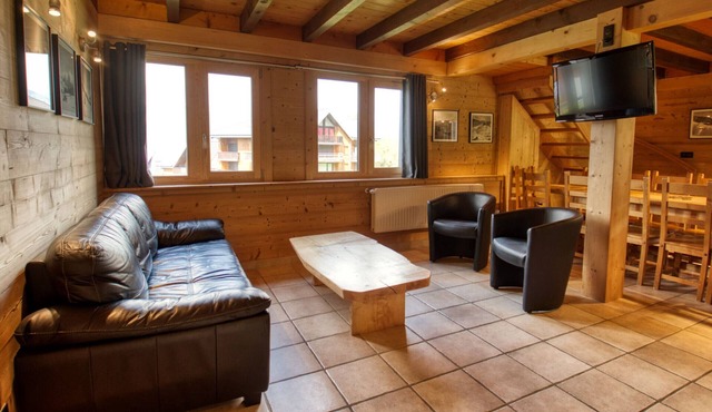 Chalet on the slopes with sauna and terrace, sleeps 12