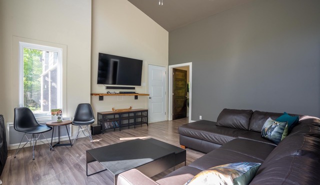 Chalet Orion, Lanaudière, spa, lake access, family-friendly and petfriendly