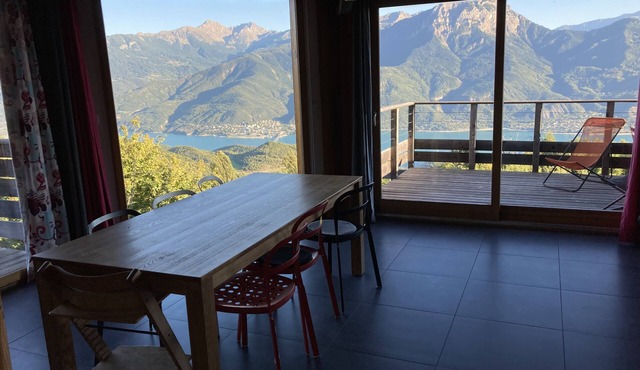 Chalet overlooking Lake Serre Ponçon near the Parc des Ecrins