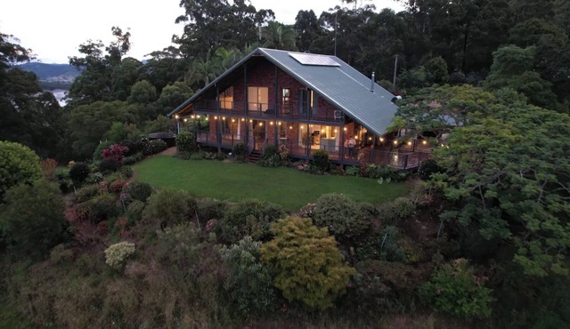 Chalet overlooking valley & ocean 15min to beach, alfresco dinning, 8m fireplace