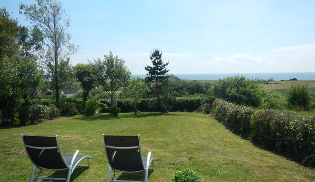 Chalet overlooking Audierne Bay with wooded garden,