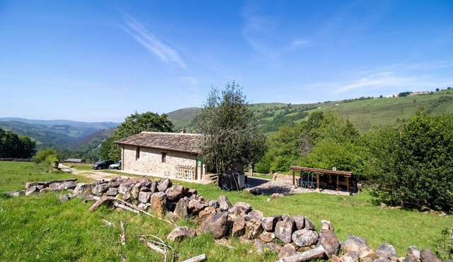 Chalet 'Pasiega El Ojal' with Mountain Views, Private Terrace and Wi-Fi