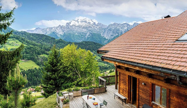 Chalet Parakima - luxury base for 15, hot tub & views - OVO Network