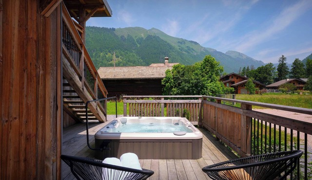 Chalet Plume - Renovated farmhouse,with hot tub and terraces - OVO Network