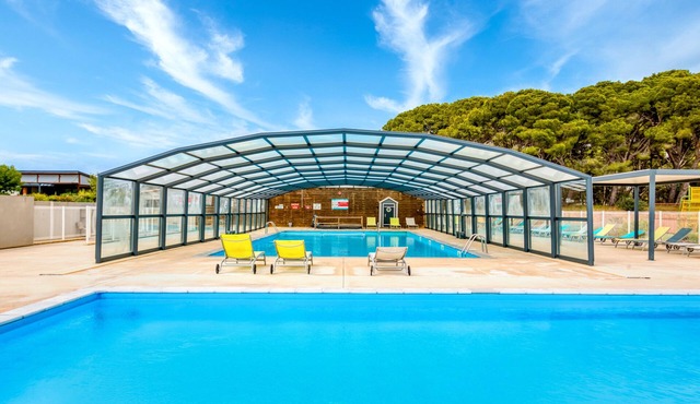 Chalet 'Pomérols' with Shared Pool, Private Terrace and Air Conditioning