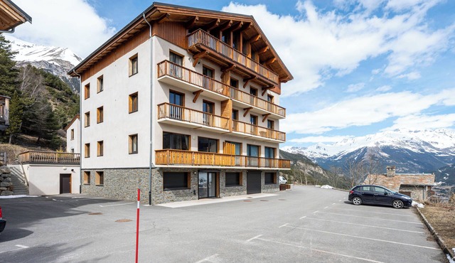 Chalet "Près Du Mélèze" with Mountain View, Shared Garden and Wi-Fi