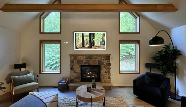 Chalet Retreat -HVAC -FirePit -W/D -HotTub -Fireplace -EV