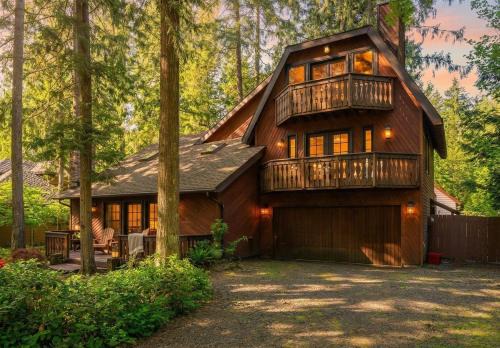Chalet Rivière Sleeps 12, Dog-Friendly, Hot Tub