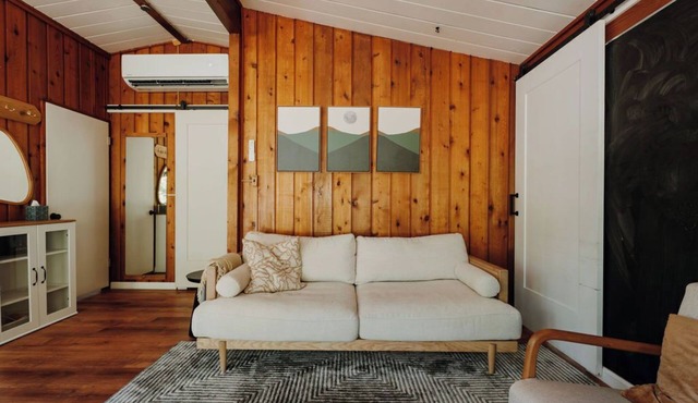 Chalet Rivière 2-bedroom cabin with AC and WiFi in Gold Bar