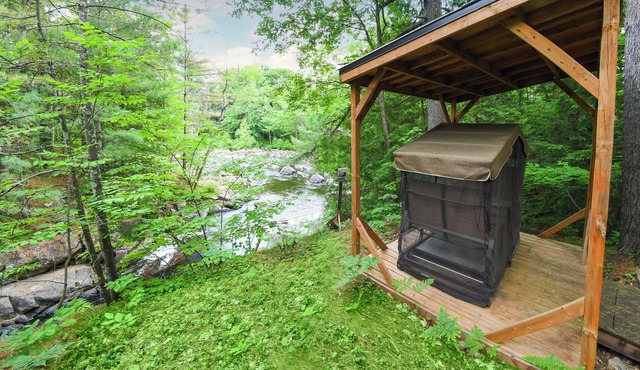 Chalet Rustique sur un Grand Terrain Boisé et Isolé Bordé par une Petite Rivière
