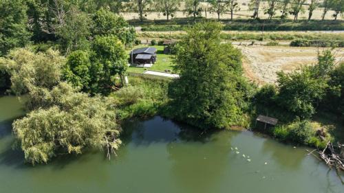 chalet sans voisin, rivière, nature, terrain clos