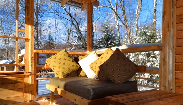 Chalet Sean, peaceful retreat on beautiful mountain brook and walk to river.