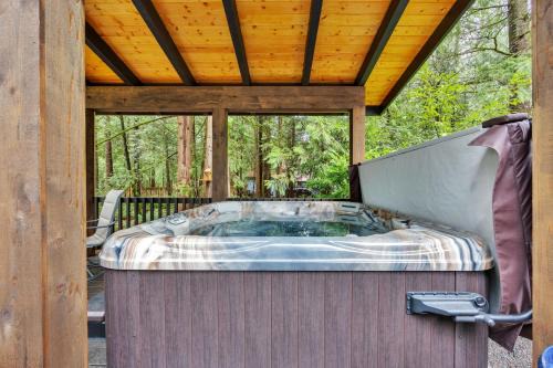 Chalet Seraphina - Cozy Pet Friendly Hot tub