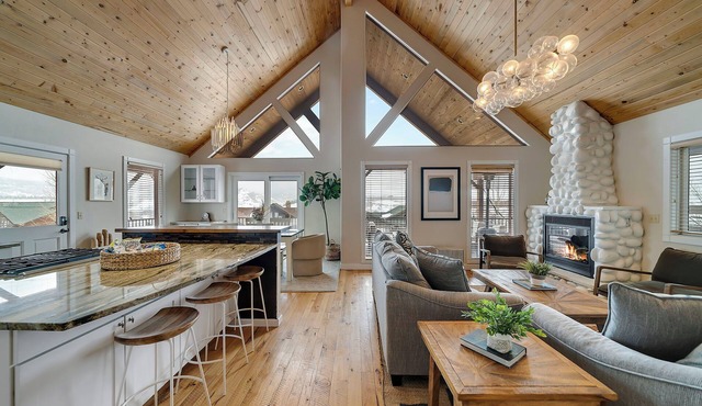 Chalet Ski Retreat w/Scenic Views/Private hot tub