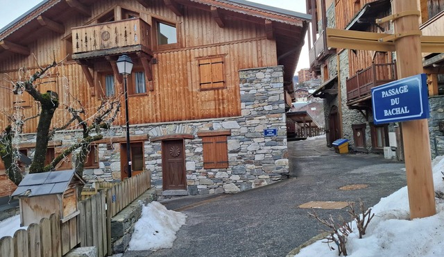 Chalet sleeps 20 Skis-on, Historic Village of Montchavin (LA PLAGNE)
