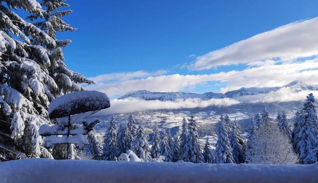 Chalet, sleeps 6, beautiful view, quiet, close to chabanon ski resort