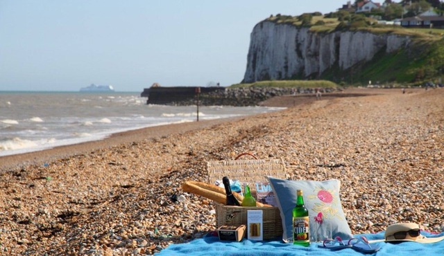 Chalet-sleeps6-parking-garden-pool