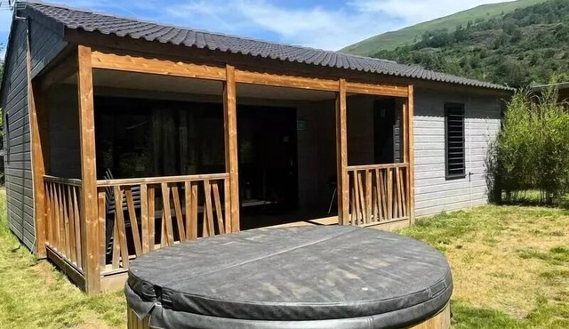 Chalet SPA Premium 42m² - 2 bedrooms + Covered terrace + Reversible air conditioning + TV 4 people