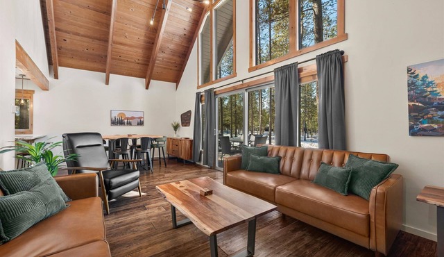 Chalet Squatch - Cozy-Luxe Cabin Near Village & SHARC!
