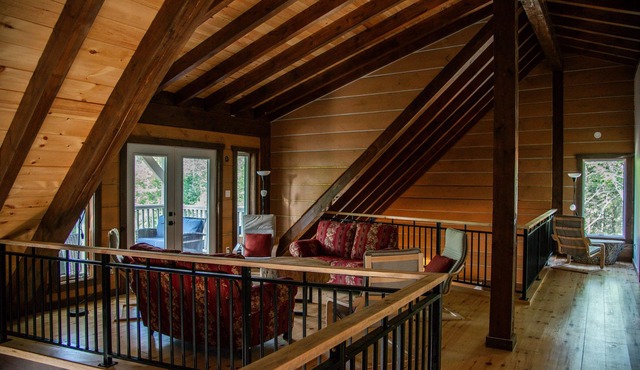 Chalet St-Aubin : Luxurious Lakeside Log Home