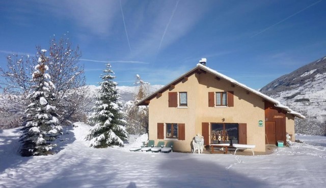 Chalet 'St Victoire Pied Des Pistes' with Mountain View, Shared Pool and Wi-Fi
