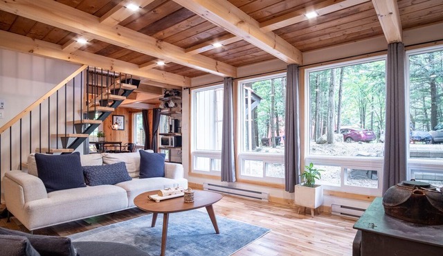 Chalet Stockholm, Turn Key Amenities + Pet Friendly + Dedicated Workspace with Hi Speed WiF