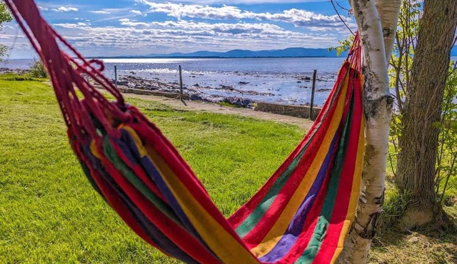 Chalet Studio #1 Waterfront with Spa Fireplace & Wifi