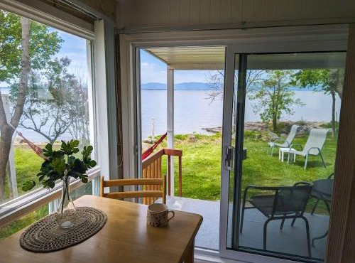 Chalet Studio #3 Waterfront with Spa, Fireplace & Wifi