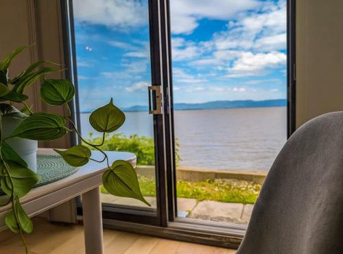 Chalet Studio #5 Waterfront with Spa, Fireplace & Wifi