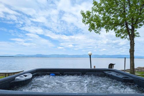 Chalet Studio #6 Waterfront with Spa, Fireplace & Wifi