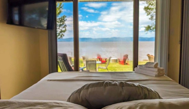 Chalet/Studio #1 Waterfront with Spa, Fireplace & Wifi