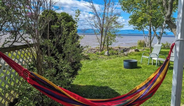 Chalet Studio #3 Waterfront with Spa, Fireplace & Wifi