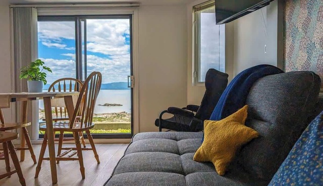Chalet Studio #6 Waterfront with Spa, Fireplace & Wifi