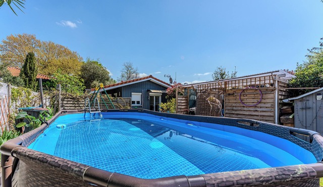 Chalet "Studio Bassin D'Arcachon" with Shared Pool, Private Terrace & Wi-Fi