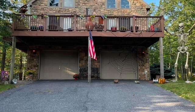 Chalet style 3-bedroom with WiFi, AC in tranquil Hazleton.