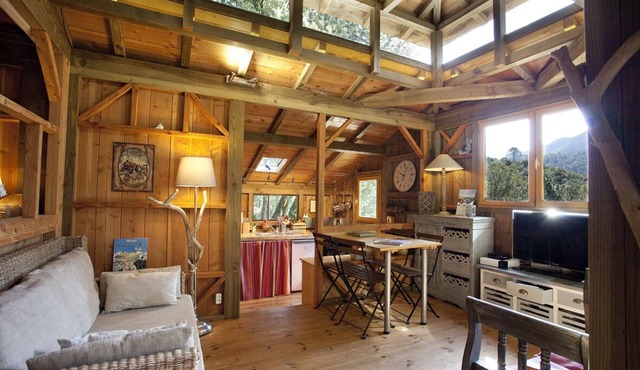Chalet style cabin, built in the trees, away from the bustle, between sea and mountains