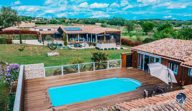 *Chalet Style Villa with Pool and Jacuzzi*