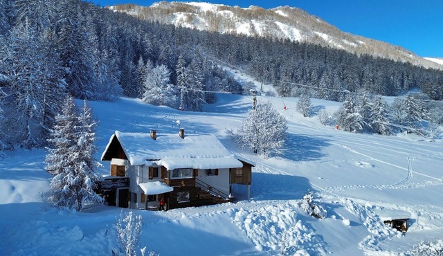 Chalet summer-winter on the slopes of La Foux d'Allos, Mercantour view