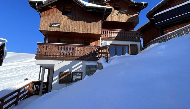 Chalet Topaz on the Slopes with Guaranteed Snow