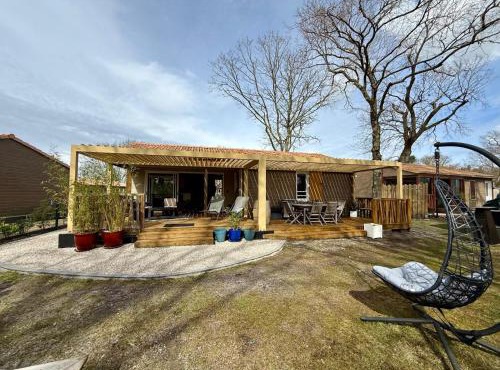 Chalet tout confort pour un sejour dans domaine avec Piscine et en bordure Lac avec plage artificielle