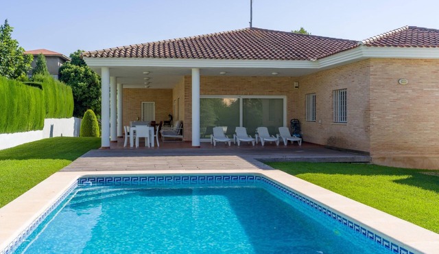 Chalet-Villa con piscina, jardin y Aire Acondicionado