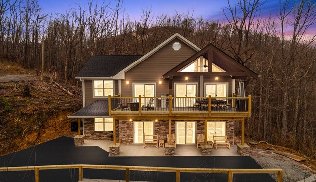 Chalet Village Cabin! 3 King Suites, Hot Tub, INSANE Views & Fire Pit