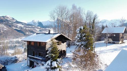 Chalet, vue sur la vallée, Domaine skiable Grand Massif