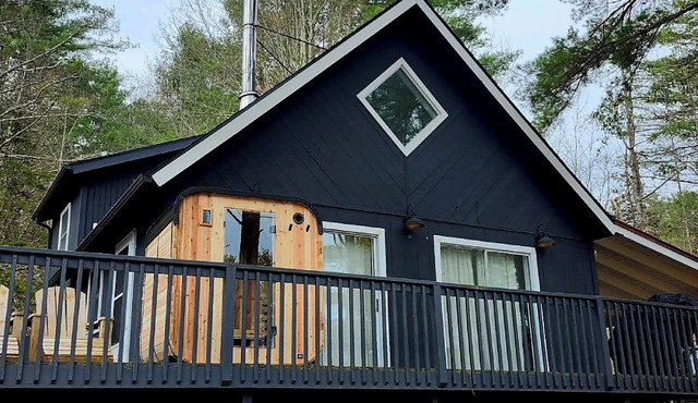 Chalet w/Cedar SAUNA, HOT TUB & OUTDOOR TV ALL YEAR, Fire Pit and more!
