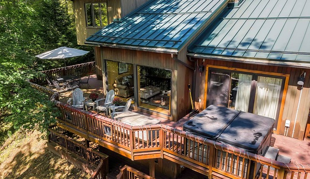 Chalet w/Hot Tub & Sauna Near Holiday Valley