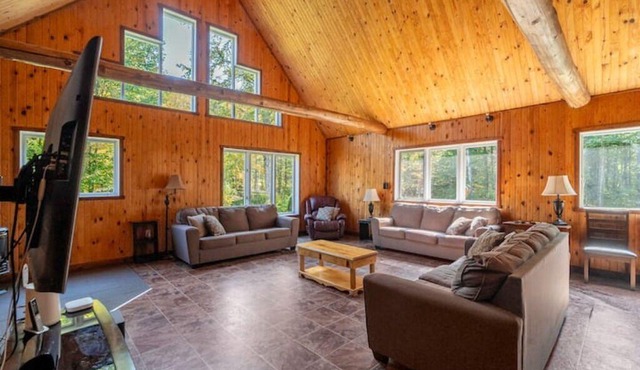 Chalet w/Pool Table, Fireplace & Hot Tub for Fun