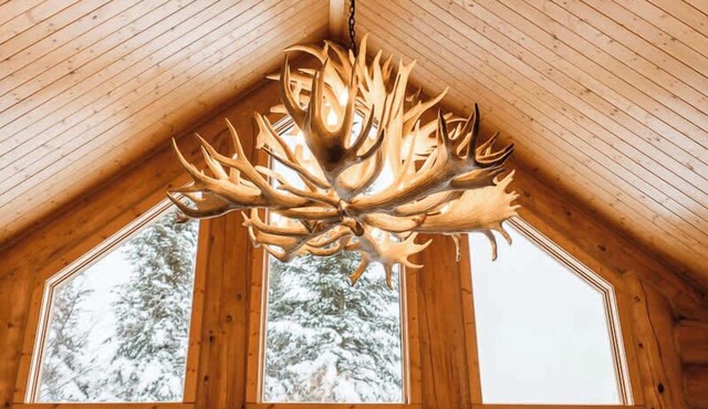 Chalet White Rabbit at Fiddler Lake with private spa, sauna, and pool