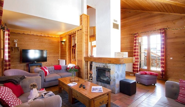 Chalet, wifi, 10m from ski slopes, sauna, terrace, fireplace or stove, parking, tv, 200m²